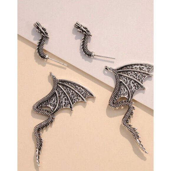 2 Piece Dragon Stud Earrings Antique Silver Tone Gothic Medieval NWOT Goth GoT - Picture 3 of 3